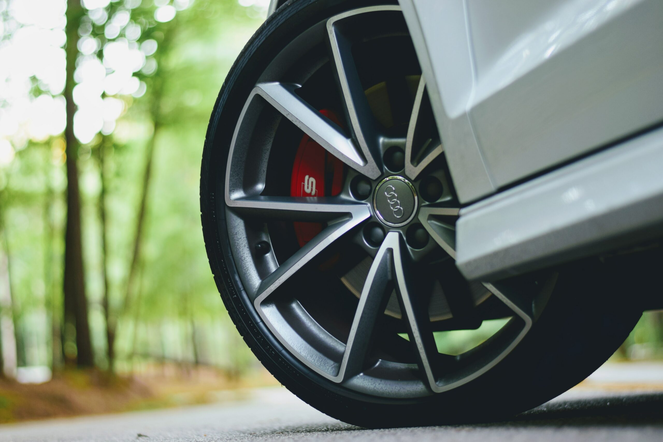 Quelle marque de pneus choisir ? Un pneu audi monté sur une voiture