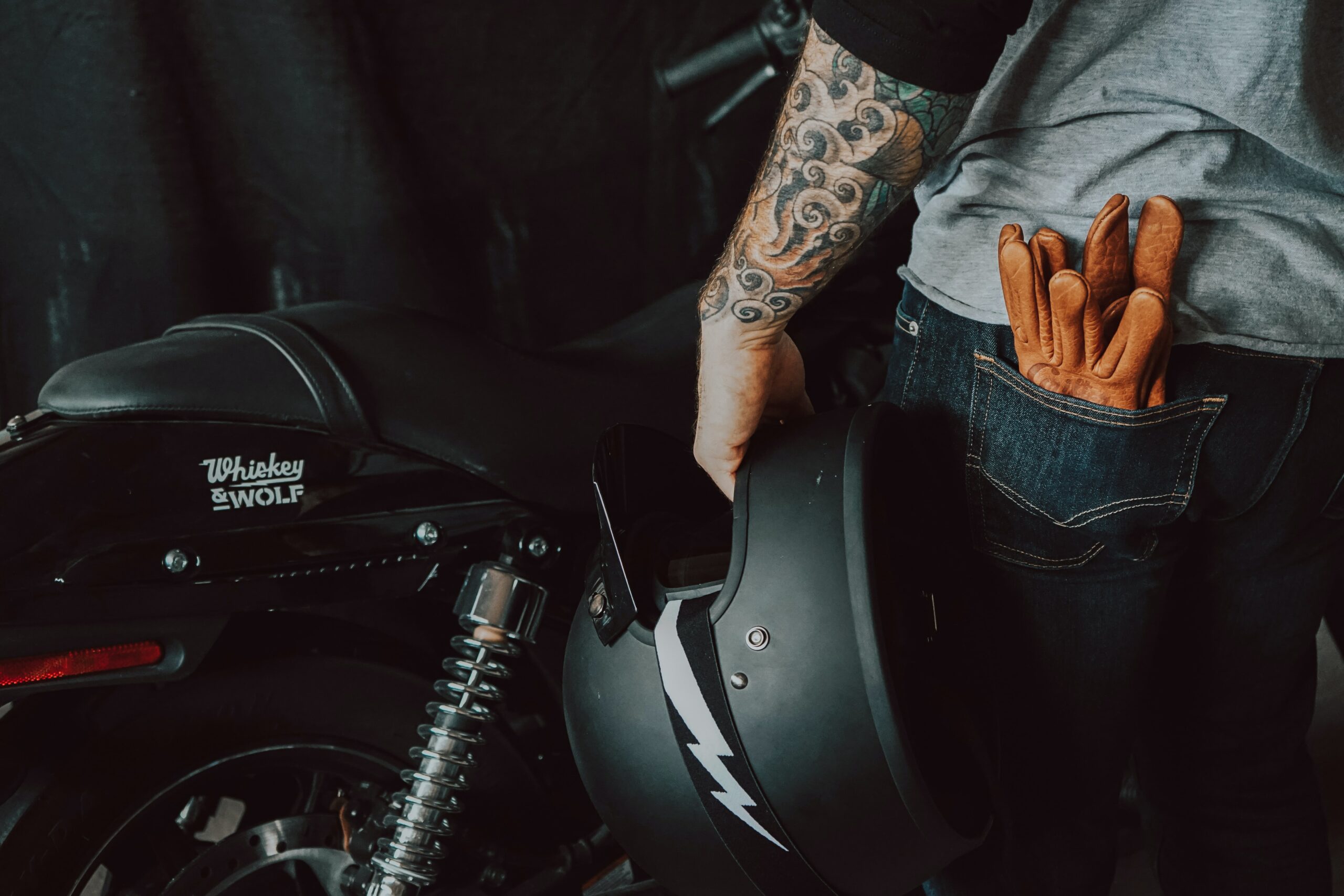 Pression pneu moto. Un garagiste monte un pneu sur un véhicule à deux roues.