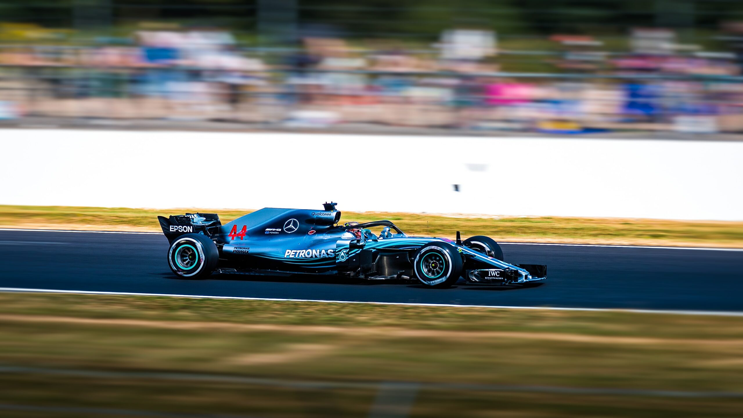 Pneu de Formule 1. Une voiture de compétition roule sur la piste.