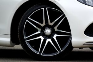 Comment trouver le sens de rotation d'un pneu. Une voiture blanche avec un pneu monté.