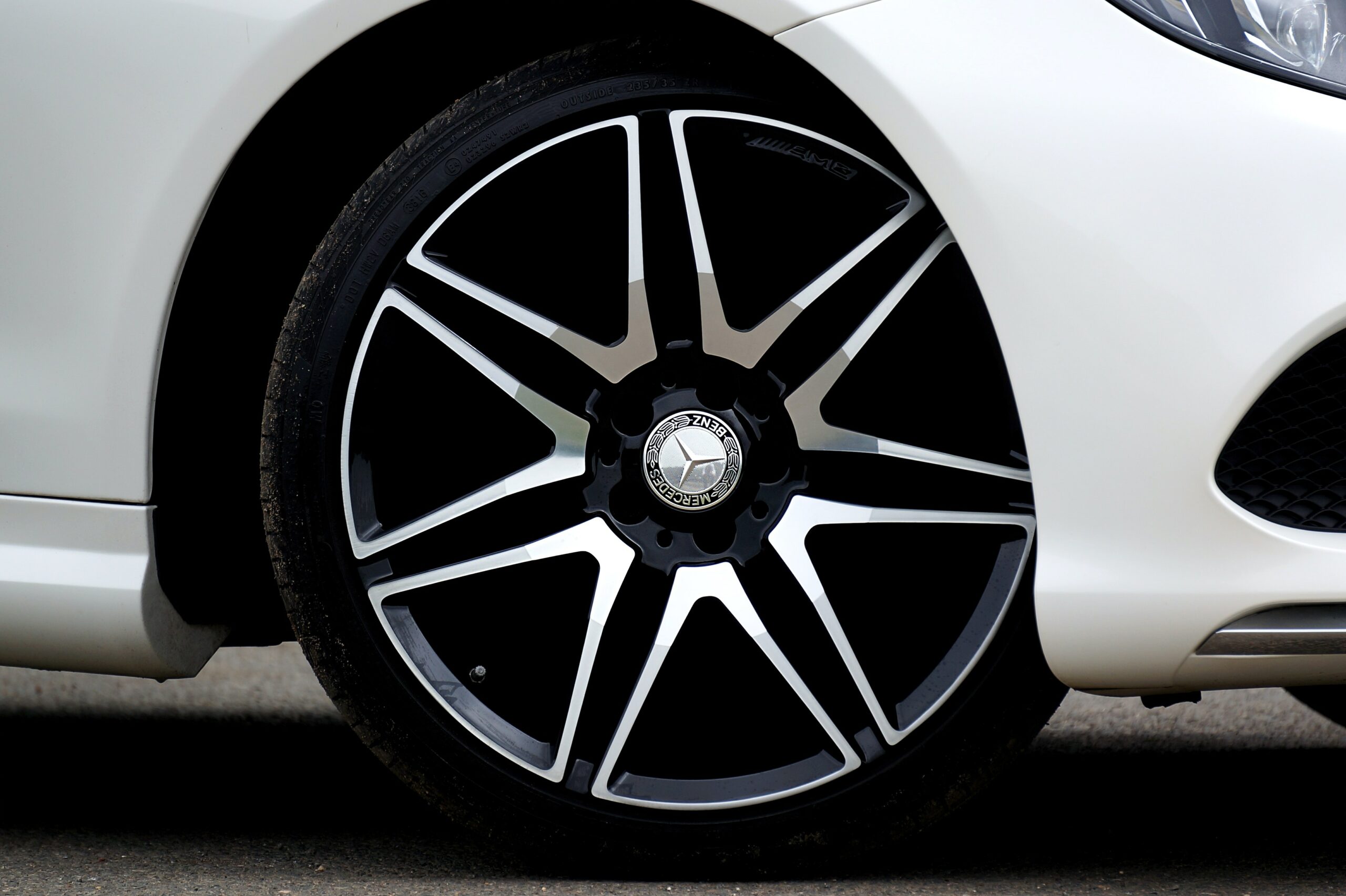 Comment trouver le sens de rotation d'un pneu. Une voiture blanche avec un pneu monté.