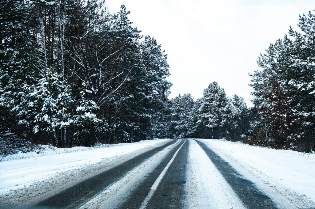 Comment conduire dans la neige. Une route enneigée.
