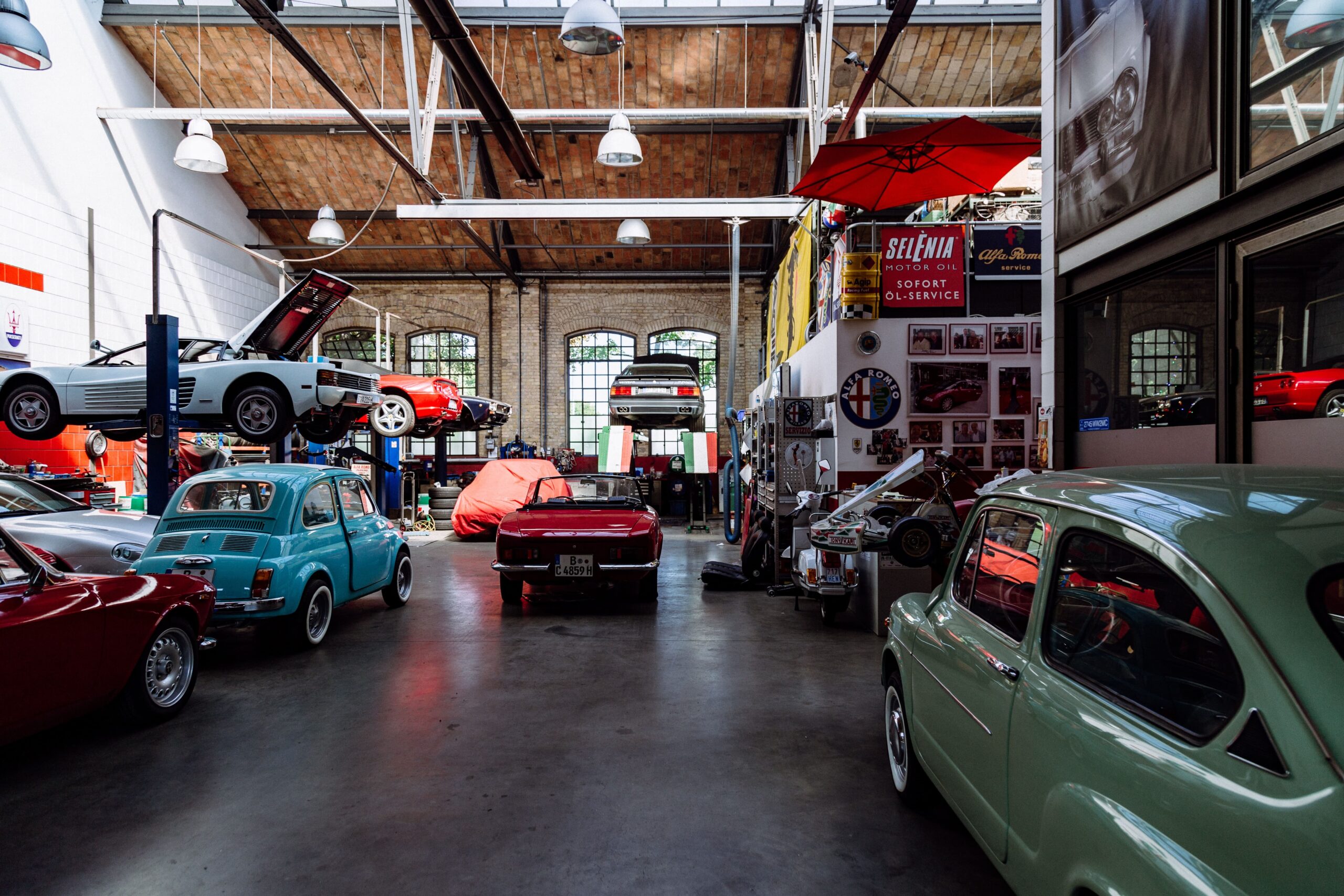 Un garage plein de voitures. Comment élire un garage