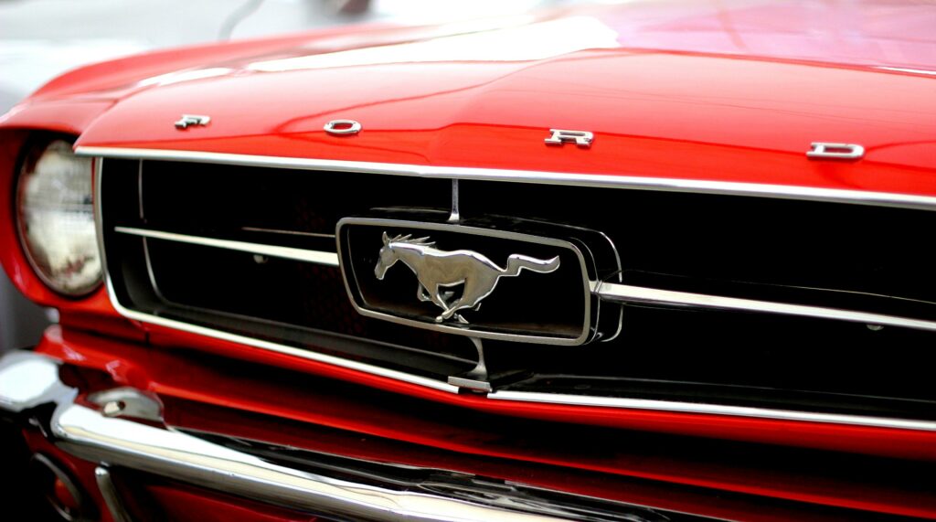 Puissance en chevaux d'une voiture. Le symbole d'un cheval sur une voiture rouge