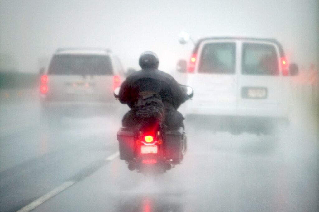 Moto et pluie: motard sous la pluie.